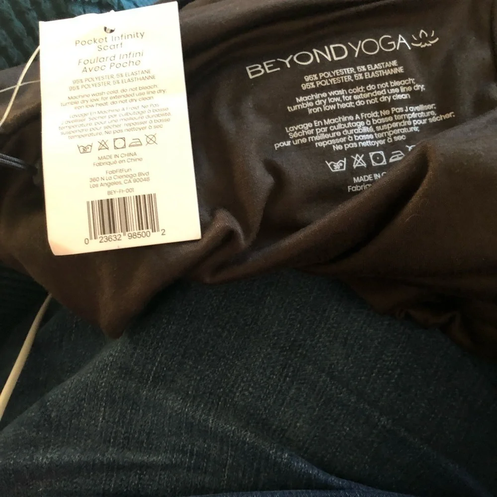 Beyond Yoga Soft Black Infinity Scarf Lightweight Zip Cell Phone Pocket NWT
